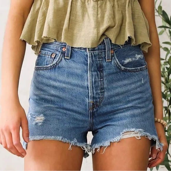 Levi’s Premium Ribcage Short - Picture 1 of 12
